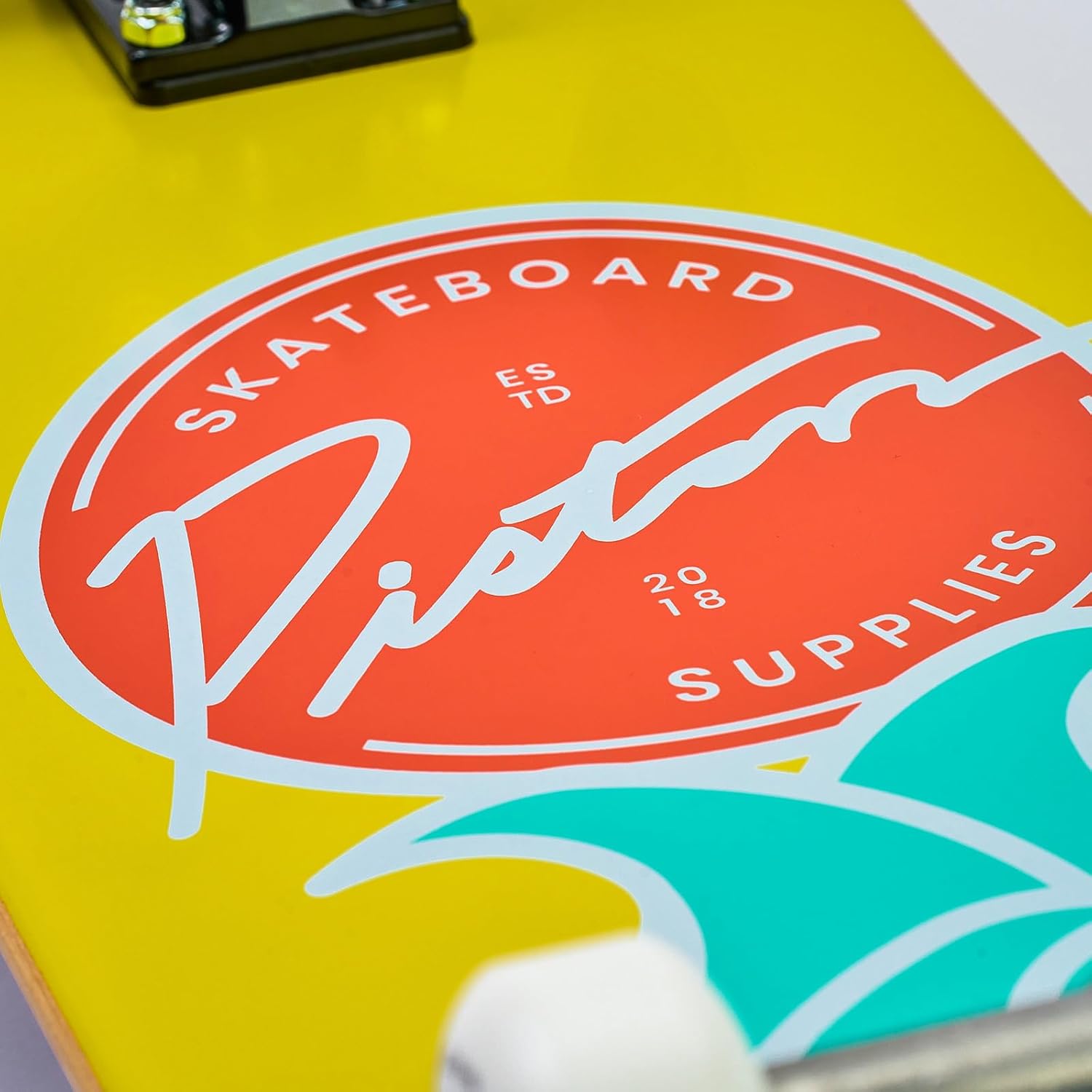 WAVES SKATEBOARD - COMPLETE